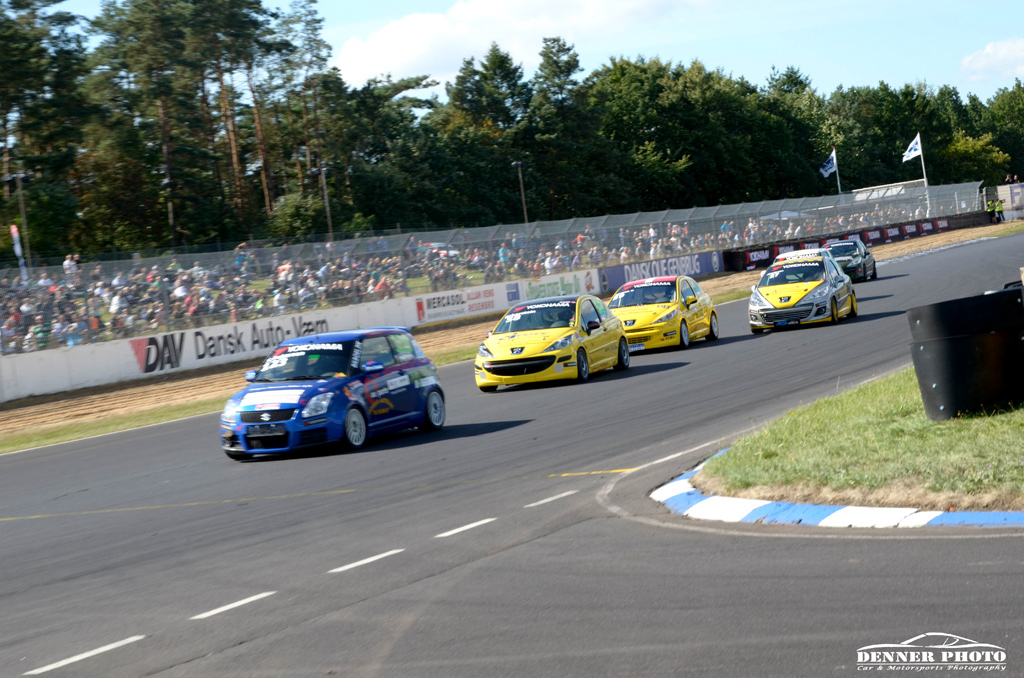 Steffen Petersen i den blå Suzuki Swift Sport jagtet af en flok Peugeot 207’ere, ført an af Michael Scharstein foran Dennis Bannergård og Morten Jespersen
(Foto: Denner Photo)
